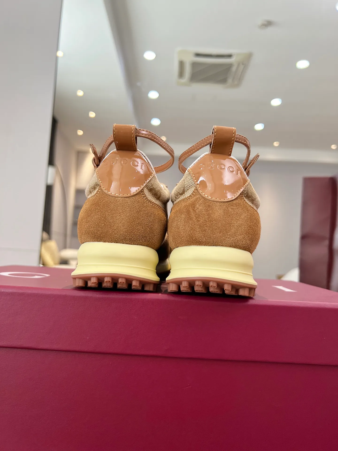 👟👟Ex-factory price 620👟👟 The design of Gucci's new casual shoes is simply amazing. The classic double G logo is matched with retro red and green webbing. It is fashionable and high-end. It is completely the top element in the fashion circle. It is highly recognizable when worn and keeps turning heads. 💯 The upper is soft and breathable, and the upper foot is comfortable! The soles are made of special cushioning material, so your feet won’t get tired no matter how much you walk. They are perfect for daily commuting, shopping, and traveling. Code number 40-45